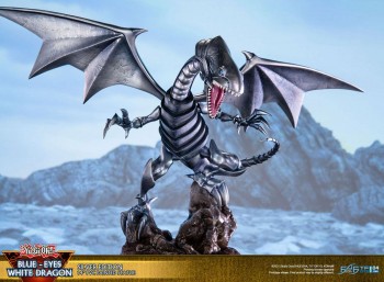 Yu-Gi-Oh! - Blue-Eyes White Dragon Statue / Silver Edition: First 4 Figures Yu-Gi-Oh! - Blue-Eyes White Dragon Statue / Silver Edition: First 4 Figures
